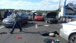 ACCIDENT ÎN LANŢ în Dolj: Opt maşini şi un TIR s-au ciocnit pe DE 70, din cauza unui fum dens. Două persoane au ajuns la spital