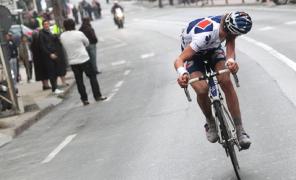 Cursă PERICULOASĂ! Ciclist bătut cu bâta de baseball, în timpul unui antrenament (FOTO)