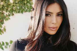 Kim Kardashian face furori pe plajă! Posteriorul vedetei arată senzaţional în costumul de baie ales de divă