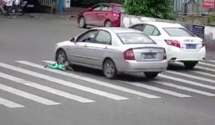 Imagini TERIFIANTE: Un copil a fost LA UN PAS DE MOARTE, după ce a căzut dintr-o ricşă VIDEO