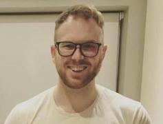 MUTILAT pe viaţă! Un tânăr a fost atacat cu acid în faţa casei. Atacatorii i-au cerut iertare înainte de a-l stropi