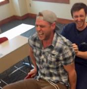 Cât ar rezista un bărbat durerilor provocate de naştere? Un student a  aflat răspunsul la această întrebare VIDEO