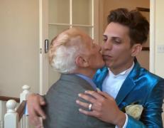 Controversata nuntă GAY dintre un bătrân preot britanic și tânărul român care i-a furat inima s-a consumat. Mirii au sosit în România (VIDEO)