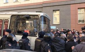 RUSIA. Manifestanţii ÎNCHIŞI pentru scandările împotriva lui PUTIN îşi pot instala o aplicaţie pe telefon, care le-ar facilita ELIBERAREA