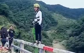 Bungee Jumping de infarct: O tânără a căzut într-un râu de mică adâncime, din cauza unei "erori umane"