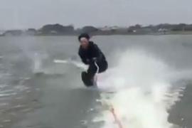 O şansă la un milion! O partidă de schi nautic a fost oprită, după ce sportivul a fost doborît... de un peşte