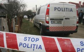 CRIMĂ ŞOCANTĂ, la Vaslui. Un bărbat a murit în faţa copiilor săi, după ce a fost atacat cu o furcă de un vecin