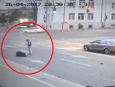 GEST HALUCINANT al unui șofer, MARTOR la momentul în care un motociclist sucevean este SPULBERAT de o mașină (VIDEO)
