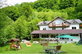 Peste 80% din locurile de cazare pe Valea Prahovei, OCUPATE de 1 Mai! De la ce PREŢURI pornesc TARIFELE pentru o persoană