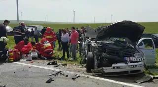 Accident CUMPLIT la Constanţa. Cinci victime, după ce un autoturism a lovit un TIR. Un copil de doi ani, resuscitat cu mari eforturi de medicii SMURD (VIDEO)