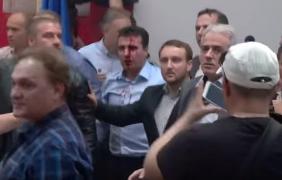 VIOLENŢE în Macedonia: Protestatari au forţat intrarea în Parlament, liderul social-democraţilor fiind rănit într-o bătaie (VIDEO)