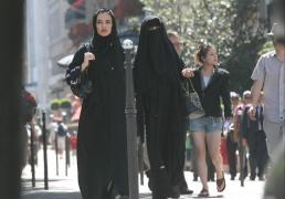 Decizie FĂRĂ PRECEDENT! Vălul islamic integral, INTERZIS pentru oficialii publici şi soldaţii din Germania