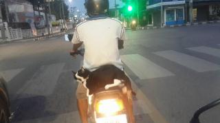 Un adolescent de 15 ani, ÎMPUŞCAT ÎN CAP, din mers, din cauza zgomotului pe care îl făcea motocicleta