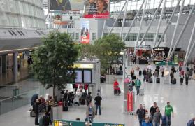 DESCOPERIRE UIMITOARE în bagajele a doi călători care zburau de la Dusseldorf spre Turcia! Vameşii au rămas muţi