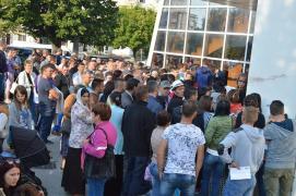 O angajată de la Paşapoarte din Vaslui a fost luată de la serviciu cu Salvarea: "Vor cădea unul câte unul!"