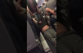 SCANDALUL United Airlines: Pasagerul care a fost scos cu forţa dintr-un avion al companiei a ajuns la o înţelegere cu firma americană (VIDEO)