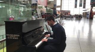 Un român, angajatul unui aeroport, uimește Irlanda cu talentul pe care l-a ținut secret