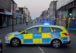 SCENE ŞOCANTE: Momentul când un şofer a INTRAT CU MAŞINA într-un grup de tineri aflaţi în faţa unui club