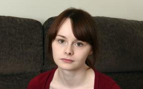 O tânără de 19 ani a fost ATACATĂ  de un scriitor pentru că nu i-a plăcut cartea acestuia. Bărbatul a fost catalogat UN PERICOL pentru femei