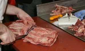Mâncare MAI SCUMPĂ, din aprilie! Preţul cărnii de porc ar putea creşte cu până 30% în această lună