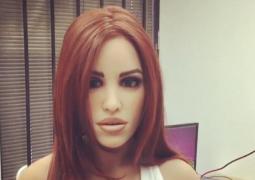 La prima vedere pare o femeie normală, dar care este secretul acestei tinere? VIDEO