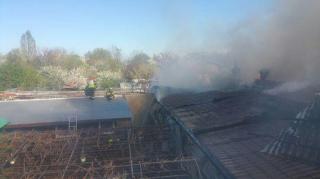 Un puternic incendiu a izbucnit luni, în Capitală, în podurile a patru case învecinate