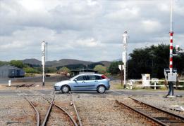 Eveniment BIZAR la Alba Iulia. Crezând că nu-l vede nimeni, un șofer a oprit mașina PE CALEA FERATĂ, apoi A ADORMIT