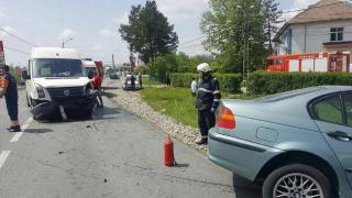 Accident grav, cu un microbuz de pasageri, în Gorj! Cel puțin 4 victime, după ce microbuzul a fost lovit de o mașină
