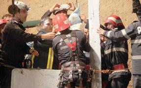 Scos după 11 ore dintr-un puţ adânc de 16 metri, Dănuţ respiră în continuare ajutat de o mască. Ce spun medicii despre starea de sănătate a copilului de nici doi ani