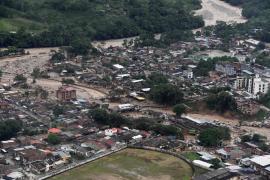 STARE DE URGENŢĂ! Peste 260 de oameni au murit, după ce oraşul lor a fost ACOPERIT DE NOROI (FOTO)