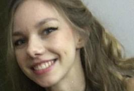 Cum poate scrie la şcoală această adolescentă cu asemenea unghii? Nu le-a mai tăiat din 2014!