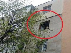 TENTATIVĂ DE SINUCIDERE dejucată de poliţişti, la Buzău. O femeie a vrut să se arunce pe geam (VIDEO)