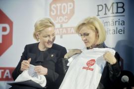 IMAGINI inedite: Gabriela Firea şi Carmen Dan combat fenomenul BALENA ALBASTRĂ dansând: "Nu e cool să jucaţi jocuri periculoase pe net" (VIDEO)