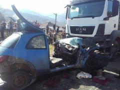 ACCIDENT TERIBIL la Bacău. Un autoturism a fost făcut PRAF de o basculantă. O femeie și un copil de 11 ani, duși de urgență la spital