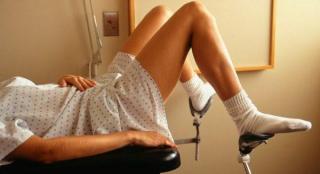 Creștină devotată, parțial dezvirginată de un medic ginecolog neatent. Logodnicul fetei, la fel de devotat și creștin, a părăsit-o instant