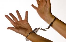 ABOMINABIL: O MAMĂ şi-a convins IUBITUL să o VIOLEZE pe fiica ei de 12 ani pentru a face un COPIL