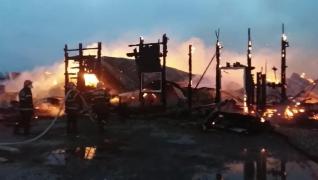 Incendiul de la hala din Constanţa, stins DUPĂ OPT ORE! Tânărul care a încercat să stingă focul, încă în spital