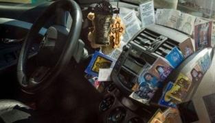 INEDIT! Icoanele cu Arsenie Boca i-au adus unui şofer O AMENDĂ de 4000 de lei