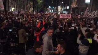 Mii de tineri protestează în Serbia, față de rezulatele alegerilor prezidenţiale. Klaus Iohannis i-a transmis un mesaj de felicitare lui Aleksandar Vučić (VIDEO)