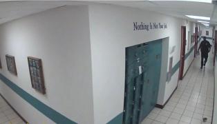 IMAGINI VIRALE: Momente de panică pentru un poliţist, după ce a văzut ... un şoarece (VIDEO)