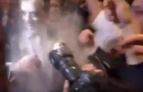 Candidatul la președinția Fraței, Francois Fillon, atacat cu făină de un manifestant (VIDEO)