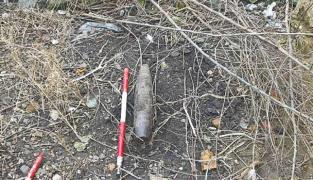 Cu BOMBA ÎN CURTE! Un bărbat din Botoşani a găsit un proiectil din Al Doilea Război Mondial când făcea curăţenie