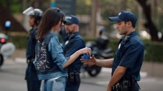 “Cea mai PROASTĂ reclamă din istorie”: Val de critici pe reţelele de socializare după apariţia unui spot Pepsi cu modelul Kendall Jenner (VIDEO)