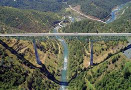 VIDEO O tânără a căzut de pe CEL MAI ÎNALT pod din California, după ce a vrut să-şi facă un SELFIE