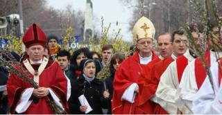 ATENŢIE şoferi: RESTRICŢII de circulaţie în Bucureşti. Catolicii participă la procesiunea de Florii