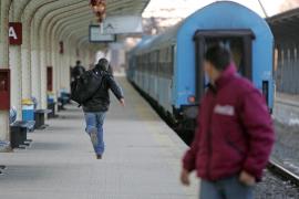 CIRCULAŢIA feroviară între staţiile Petroşani şi Pui este în continuare ÎNCHISĂ, după accidentul de ieri. Călătorii sunt transportaţi cu MICROBUZE ŞI AUTOBUZE