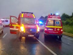 Accident violent pe Autostrada A1! O maşină care tracta o autoplatformă s-a răsturnat