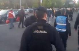 PROTEST la sediul PSD cu găleţi roşii: "PSD, ia-ţi mita înapoi!", "Găleată, găletuşă, vrem PSD pe tuşă"