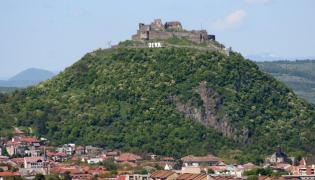 SELFIE UCIGAŞ, la Deva! Un tânăr a murit după ce a căzut de pe zidul cetăţii, când făcea o poză