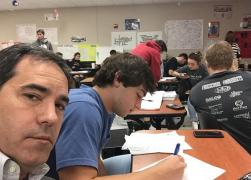 În bancă cu tata! Un bărbat a decis să-şi cuminţească fiul stând cu el la cursuri. Adolescentul era frecvent reclamat că face gălăgie în timpul orelor